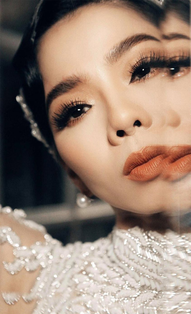 "Em là người... Ai đã yêu, sẽ yêu nhiều hơn. Ai đã ghét, sẽ không thể ghét ít hơn. Bởi em yêu hay ghét đều rõ ràng, không thể giả dối. Càng trân trọng, em càng rõ ràng... Dù mỗi lần rõ ràng, em biết sẽ là mỗi lần mất mát đi một chút...".