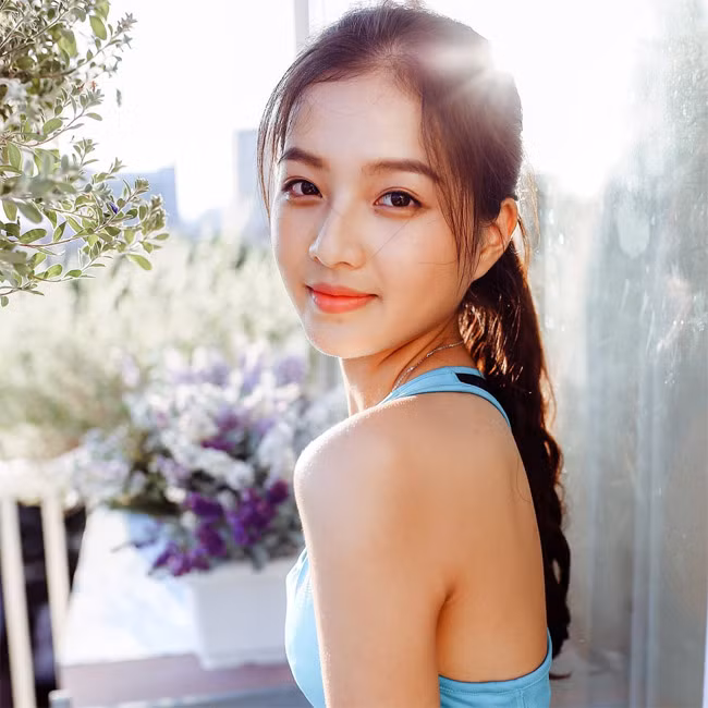 Chưa nói tới diễn xuất, chỉ cần vẻ đẹp trong trẻo, ngọc nữ, Bích Ngọc đã đủ thu hút khán giả.