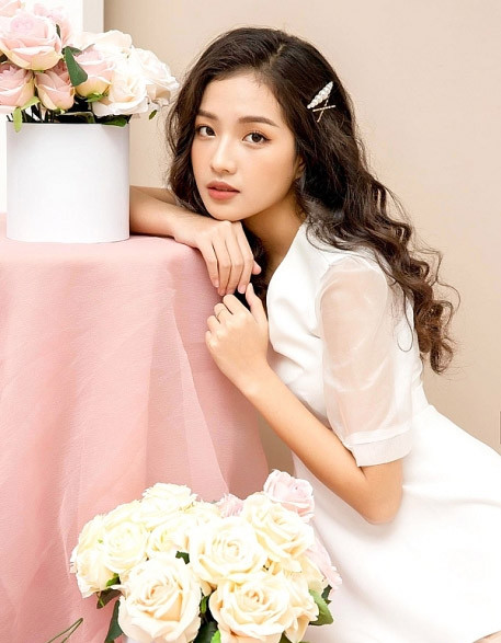 Bích Ngọc, hot girl trường Đại học Ngoại thương gần đây trở thành gương mặt gây chú ý trên truyền hình khi tham gia hai bộ phim Nhà trọ Balanha và Tình yêu và tham vọng.