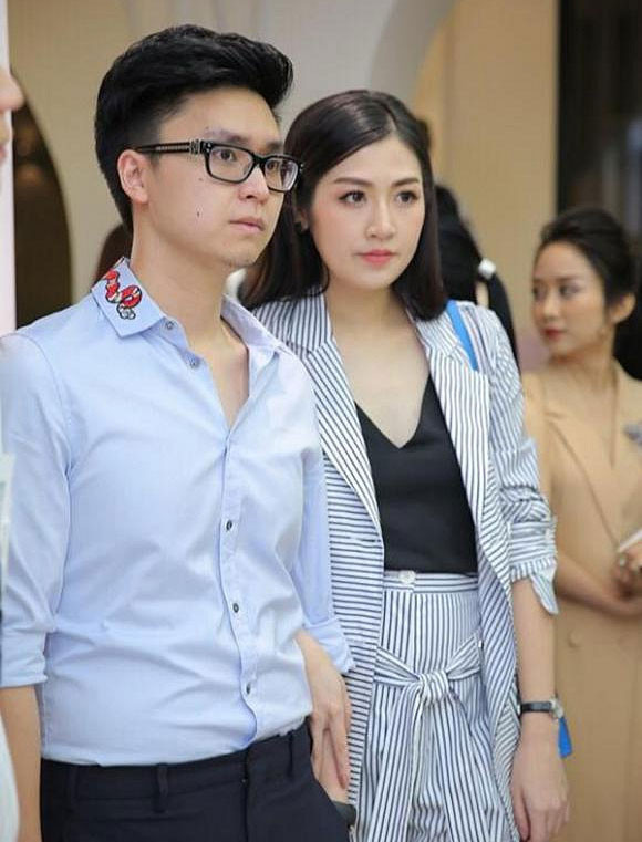 Theo chia sẻ của Tú Anh, từ khi về một nhà, cô là người tay hòm chìa khóa và quản lý chi tiêu của hai vợ chồng. Tú Anh khoe chồng cô không ăn gì ngoài đồ mình nấu.