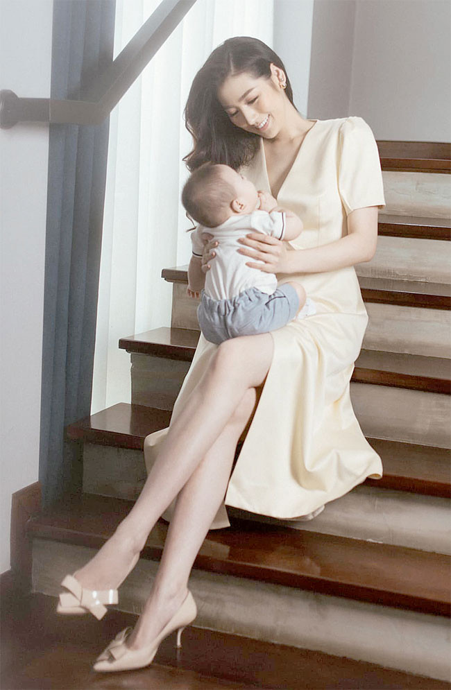 Mỗi khi mâu thuẫn với chồng, cô luôn được bố mẹ chồng cũng như chị chồng bênh vực. Ngoài nhờ ông bà giúp trông cháu, đôi khi bận quá, nàng Á hậu Việt Nam 2012 còn nhờ hai chị chồng trông hộ con trai.