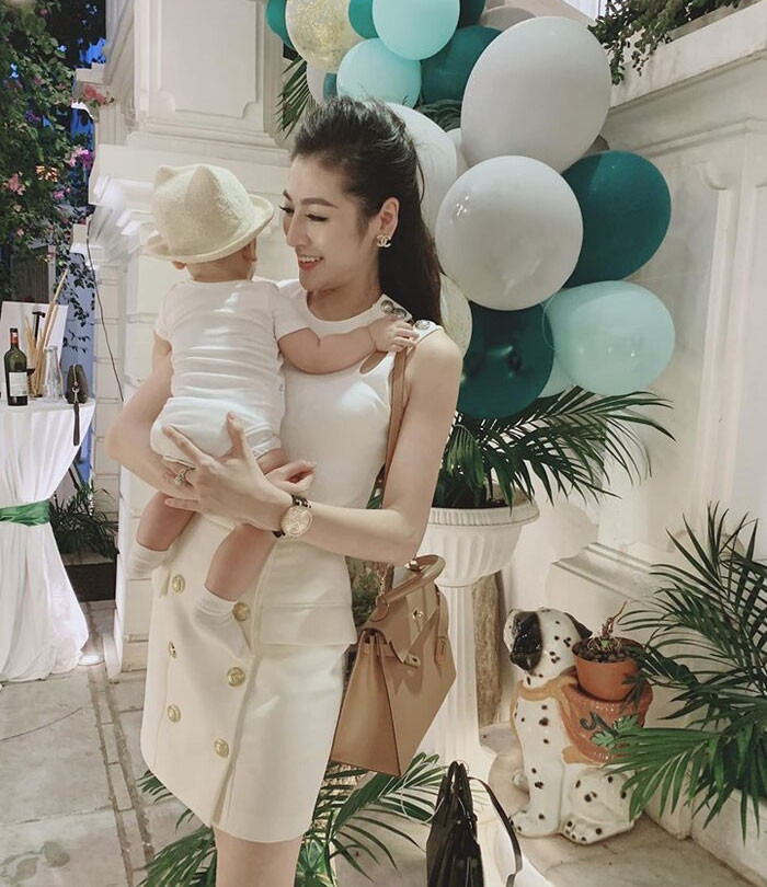 Không những thế, Gia Lộc còn thường xuyên tặng vợ những món đồ có giá trị để kỷ niệm những dịp đặc biệt.