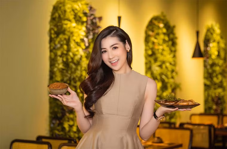 Ngoài công việc ở showbiz, Tú Anh còn là bà chủ của một nhà hàng kinh doanh đồ ăn tại Hà Nội.