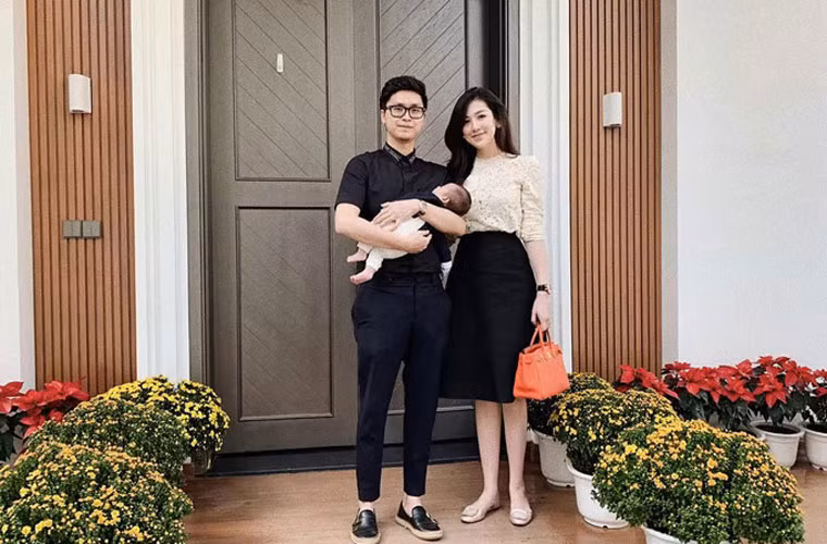 Theo chia sẻ của Tú Anh, chồng cô cũng giúp vợ chăm con. Anh ru con ngủ, cho con ăn còn khéo hơn cả vợ.