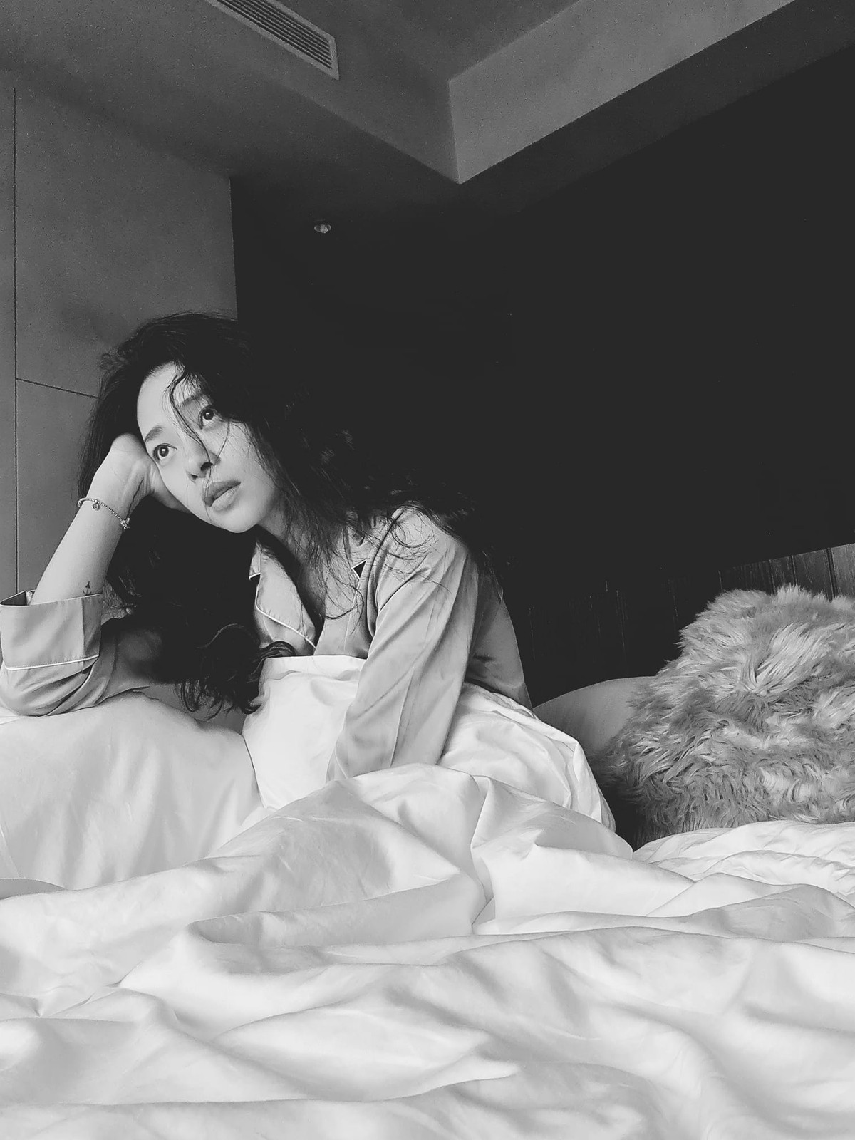 Ngô Thanh Vân từng chia sẻ trong một bài phỏng vấn rằng người như cô chắc lấy chồng về cũng chỉ... để đó chứ không biết làm gì. Bởi công việc quá bận rộn khiến cô không có thời gian để ngủ nữa là nghĩ đến yêu đương.