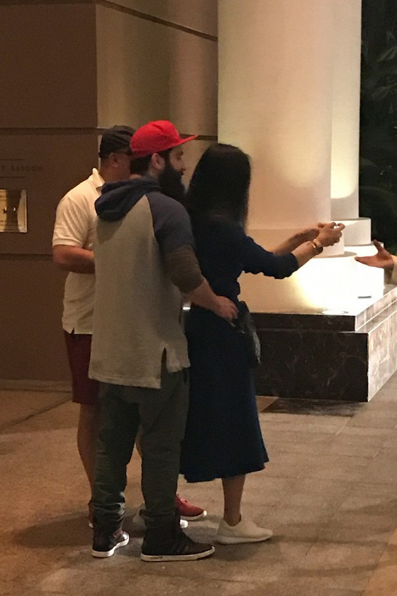 Năm 2017, Ngô Thanh Vân vướng tin đồn hẹn hò đạo diễn phim “Kong: Skull Island” – Jordan Vogt-Roberts. Cả hai bị bắt gặp có hành động thân mật giữa nơi đông người. Nam đạo diễn sau đó thừa nhận Ngô Thanh Vân là “một khoảnh khắc đi qua cuộc đời” của anh. Ảnh: Công lý &amp; xã hội