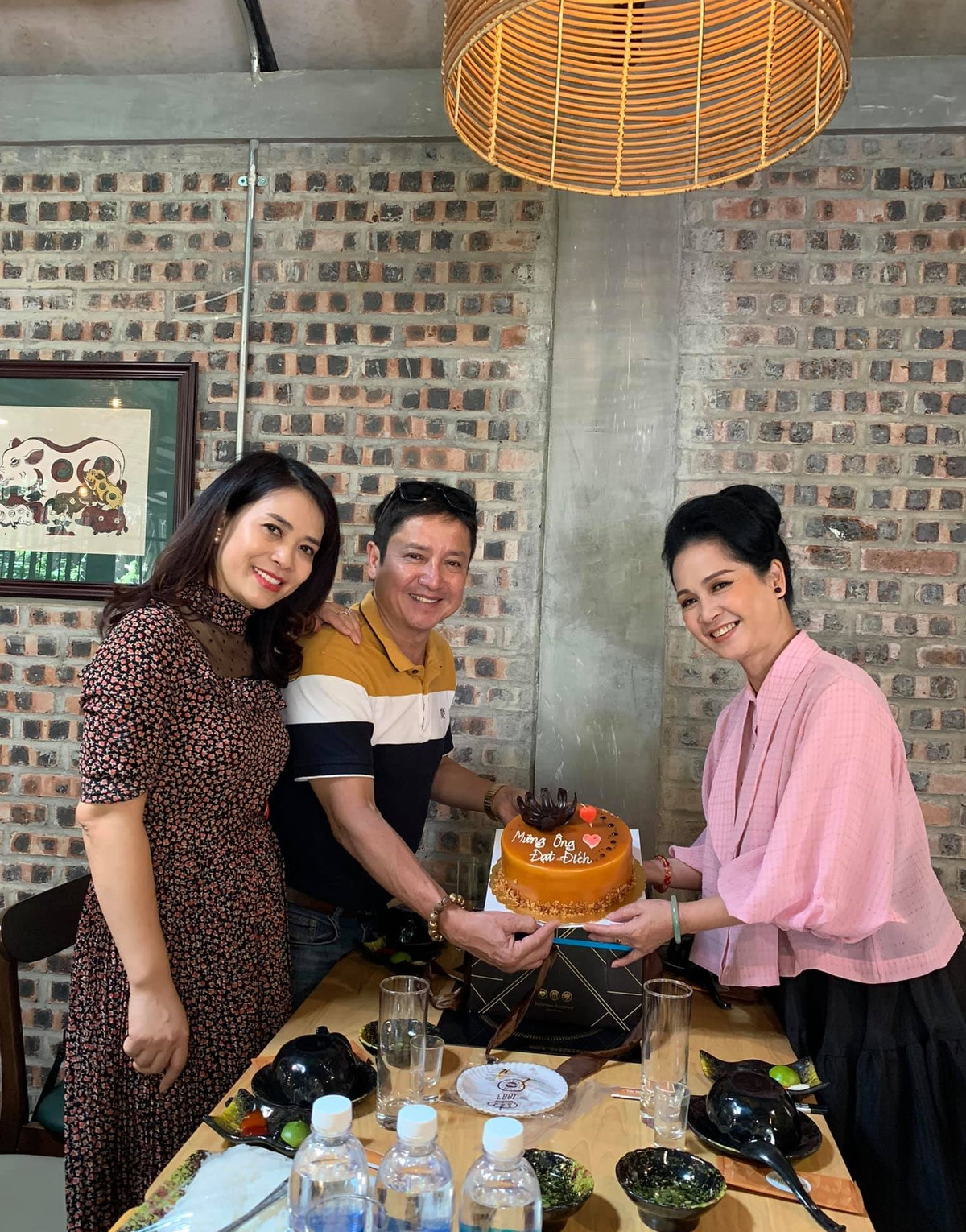 Mới đây trên trang cá nhân, nghệ sĩ Chí Trung đăng ảnh hạnh phúc đón tuổi 60 bên bạn bè đồng nghiệp và bạn gái doanh nhân Ý Lan.