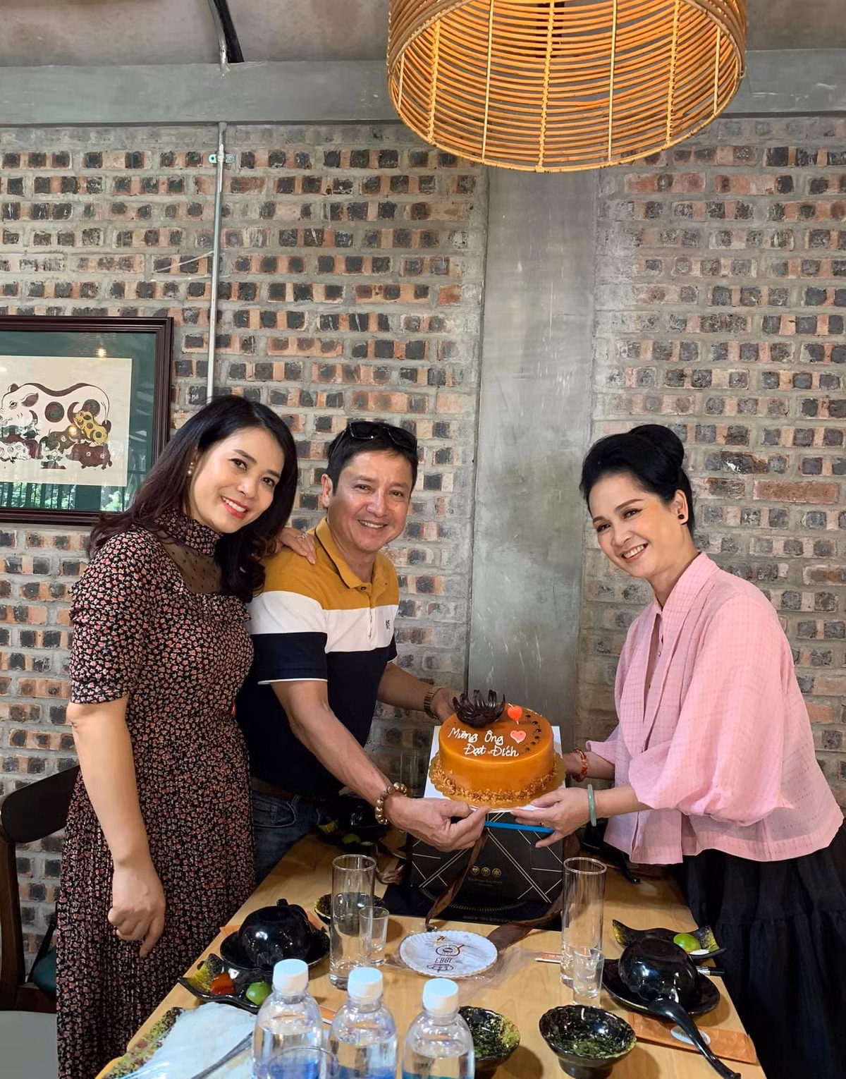 Mới đây trên trang cá nhân, nghệ sĩ Chí Trung đăng ảnh hạnh phúc đón tuổi 60 bên bạn bè đồng nghiệp và bạn gái doanh nhân Ý Lan.