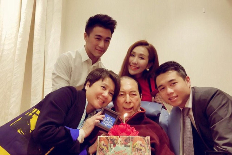 Tỷ phú Hà Hồng Sân có 4 người vợ gồm Lương Uyển Hoa, Lam Quỳnh Anh, Trần Uyển Trân và Lương An Kỳ. Bốn bà vợ sinh cho ông Hà Hồng Sân 17 người con.