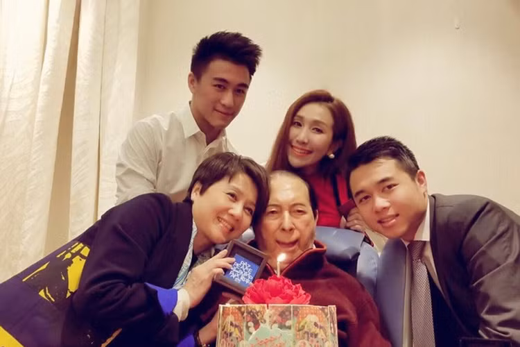 Tỷ phú Hà Hồng Sân có 4 người vợ gồm Lương Uyển Hoa, Lam Quỳnh Anh, Trần Uyển Trân và Lương An Kỳ. Bốn bà vợ sinh cho ông Hà Hồng Sân 17 người con.