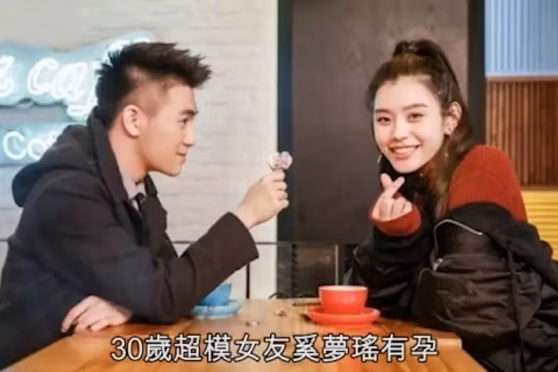 Người mẫu Victoria’s Secret hẹn hò với thiếu gia Hà Du Quân từ tháng 11/2017. Mặc dù hơn bạn trai đến 6 tuổi, nữ siêu mẫu họ Hề vẫn được họ Hà hết mực cung phụng, chiều chuộng.