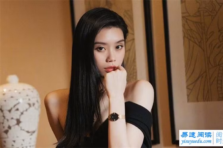 Hề Mộng Dao sinh năm 1989 tại Thượng Hải (Trung Quốc) và là một trong 4 người mẫu Trung Quốc thành công nhất trong làng mẫu thế giới.