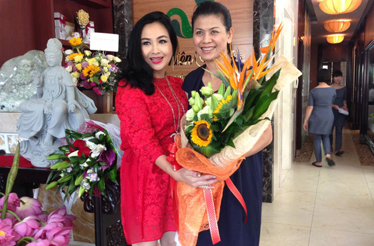 "Lan và anh Trung có duyên nợ với nhau. Tôi là nghệ sĩ, thường xuyên phải đi diễn xa, thời gian tôi ở bên các con có khi còn ít hơn Lan. Cô ấy chăm sóc các con tôi rất chu đáo. Tôi quý mến tất cả những ai yêu thương con mình", Thanh Lam tâm sự trên Zing.