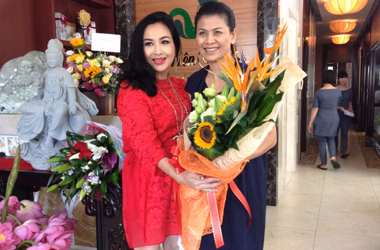 "Lan và anh Trung có duyên nợ với nhau. Tôi là nghệ sĩ, thường xuyên phải đi diễn xa, thời gian tôi ở bên các con có khi còn ít hơn Lan. Cô ấy chăm sóc các con tôi rất chu đáo. Tôi quý mến tất cả những ai yêu thương con mình", Thanh Lam tâm sự trên Zing.