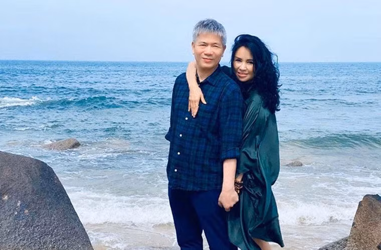 Người yêu mới của Thanh Lam hết lời khen ngợi chồng cũ của cô: “Quốc Trung thậm chí còn mời tôi về nhà dùng bữa nhé! Nói chuyện hợp là khác. Quốc Trung hay mà! Cảm nhận thôi nhé, tôi đồ rằng trong những người đàn ông từng yêu Thanh Lam, chắc chắn Quốc Trung là người thương Thanh Lam nhiều nhất. Khi đàn ông biết lo cho mình, là họ thương mình lắm đấy!”. Xem video "Thanh Lam úp mở về chuyện tình hiện tại". Nguồn VTC: