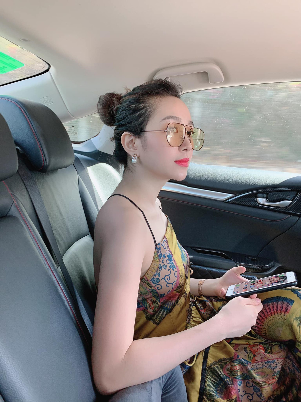 Nhan sắc ngoài đời khác hẳn trên phim của nữ diễn viên sinh năm 1993.