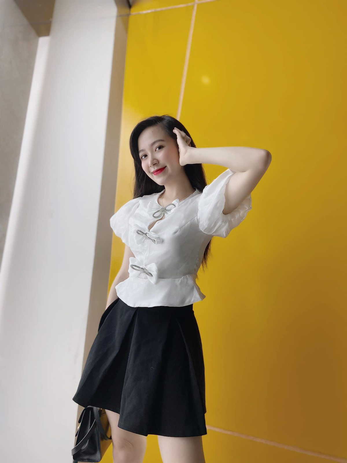 Ngoài đời, vợ người lính cứu hỏa trong "Lửa ấm" gây bất ngờ với nhan sắc quyến rũ, trẻ trung và hiện đại.