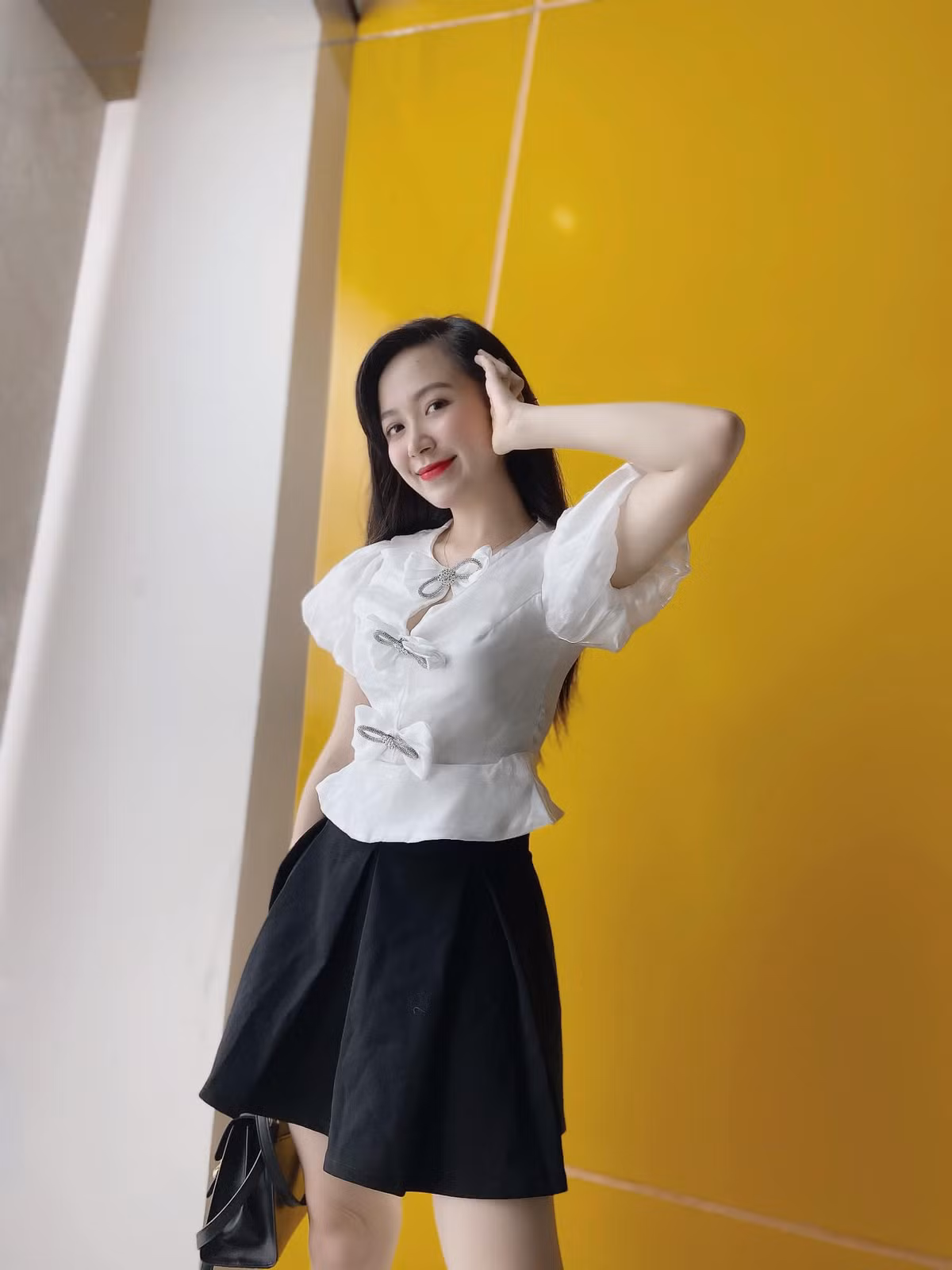 Ngoài đời, vợ người lính cứu hỏa trong "Lửa ấm" gây bất ngờ với nhan sắc quyến rũ, trẻ trung và hiện đại.