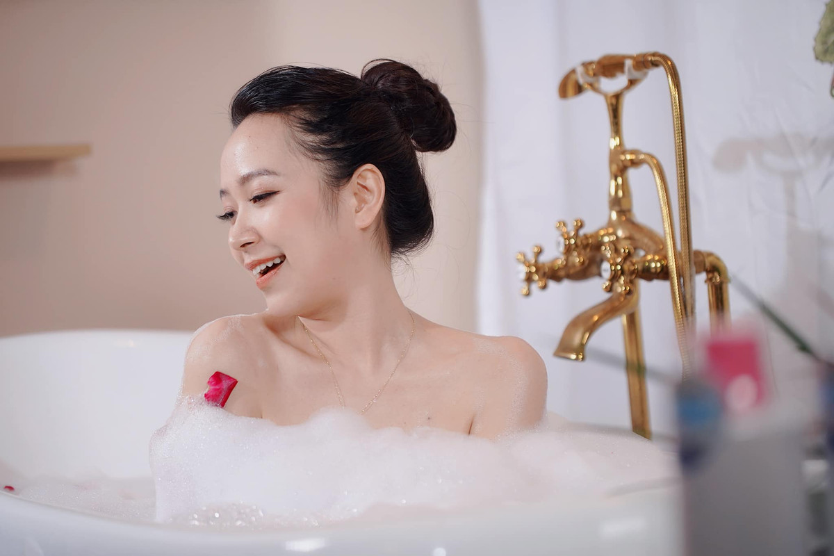 Khác với gương mặt mộc trên phim, ngoài đời Kim Oanh xinh đẹp hơn bội phần nhờ phong cách ăn mặc quyến rũ và trang điểm kỹ càng.