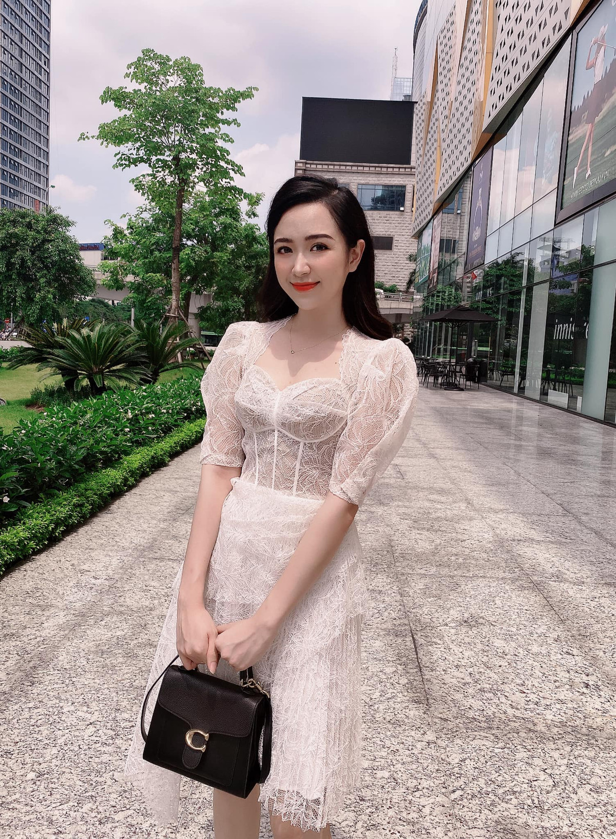 Nữ diễn viên gương mặt xinh như hot girl, thân hình mảnh mai, nước da trắng ngần.