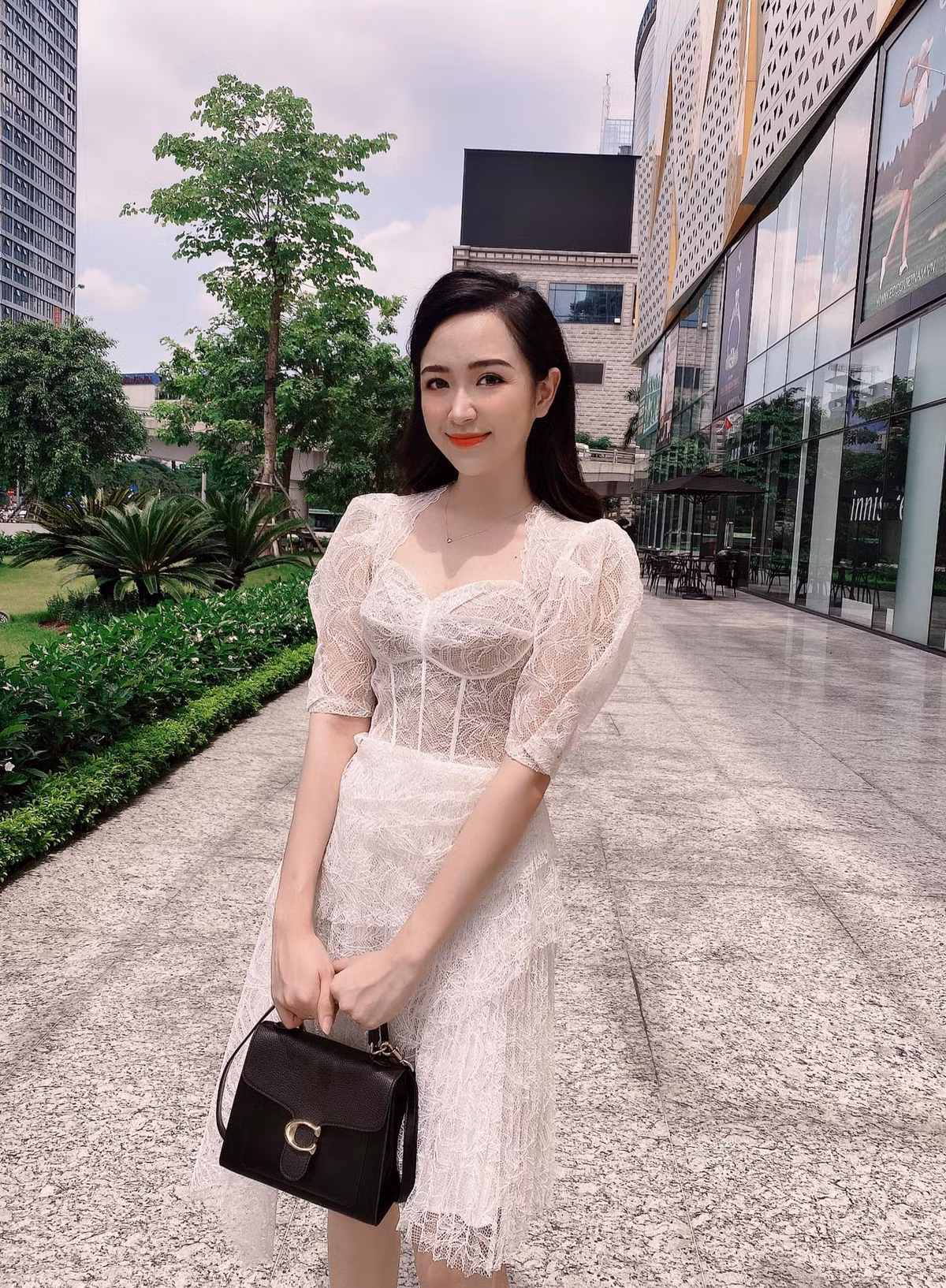 Nữ diễn viên gương mặt xinh như hot girl, thân hình mảnh mai, nước da trắng ngần.