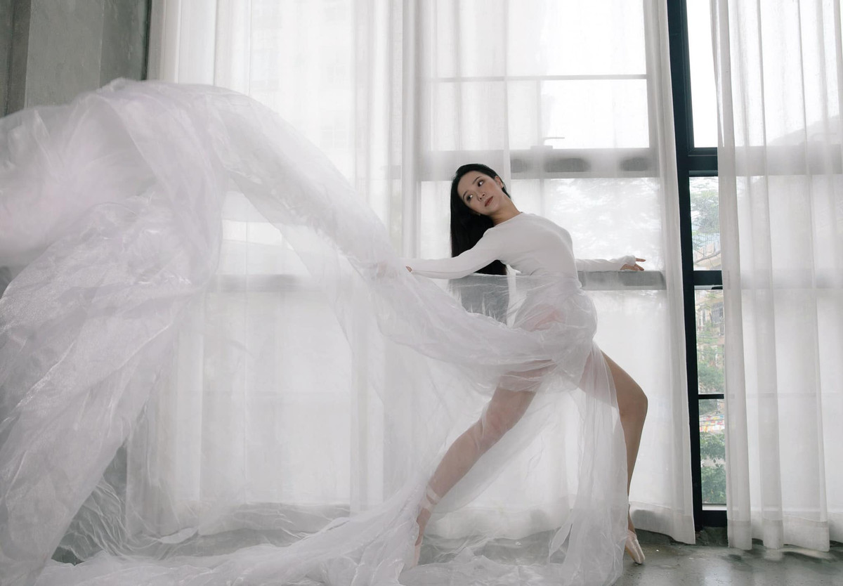 Được biết, Kim Oanh sinh ra ở Huế và lớn lên tại Quảng Trị. Cô từng đỗ thủ khoa Khoa Diễn viên trường Đại học Sân khấu - Điện ảnh và hiện công tác ở Nhà hát Kịch Hà Nội.