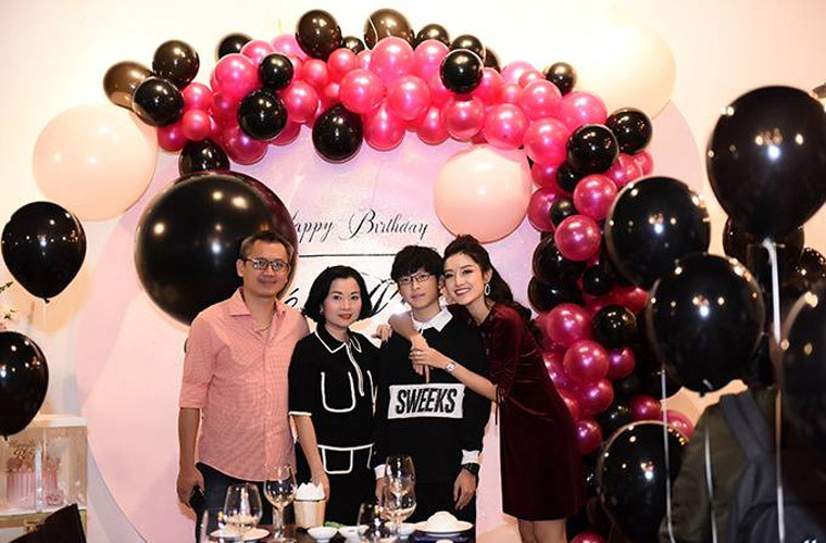 Huyền My thừa hưởng tất cả những nét đẹp của cả bố và mẹ. Em trai cô cũng rất đẹp trai.