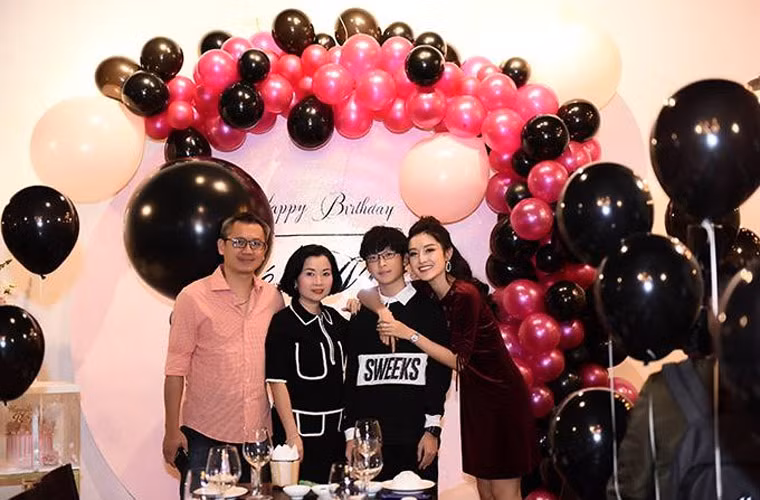 Huyền My thừa hưởng tất cả những nét đẹp của cả bố và mẹ. Em trai cô cũng rất đẹp trai.