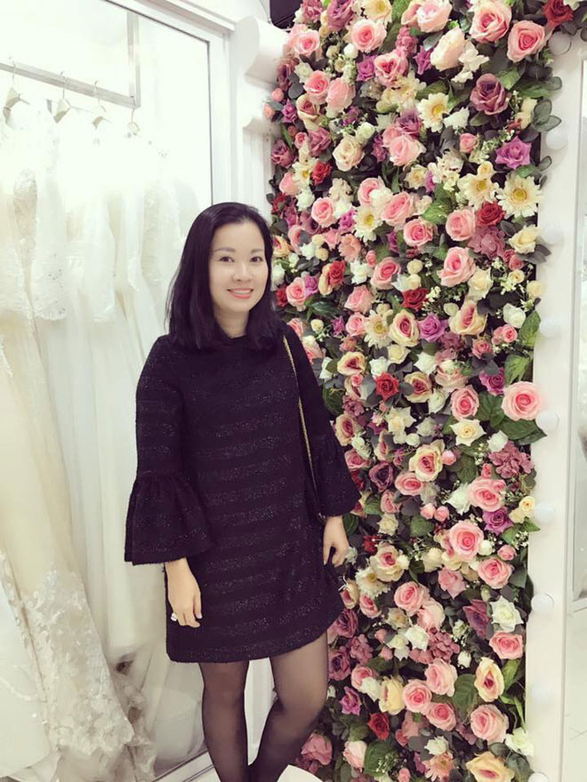 U50 nhưng mẹ Á hậu Huyền My trẻ hơn tuổi nhiều nhờ vóc dáng thon gọn, nhỏ nhắn, nước da trắng mịn và khuôn mặt xinh xắn.