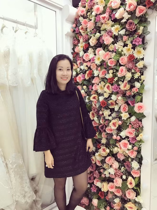 U50 nhưng mẹ Á hậu Huyền My trẻ hơn tuổi nhiều nhờ vóc dáng thon gọn, nhỏ nhắn, nước da trắng mịn và khuôn mặt xinh xắn.