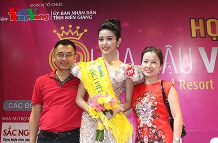 Huyền My cùng bố mẹ trong đêm đăng quang Á hậu 1 Hoa hậu Việt Nam 2014.
