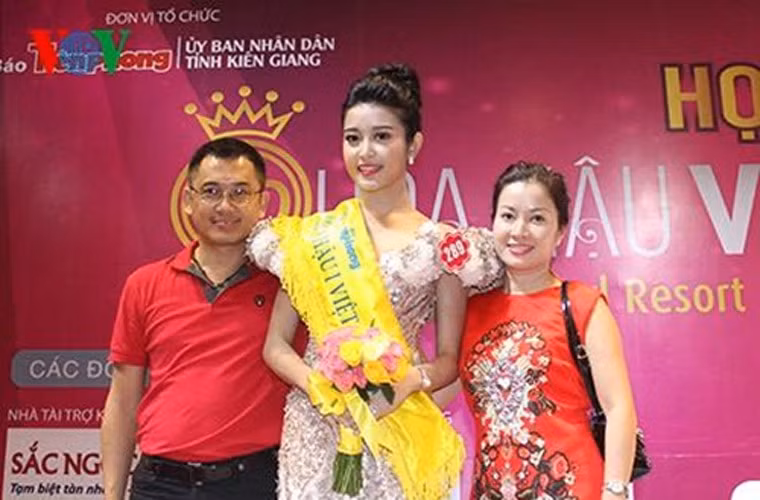 Huyền My cùng bố mẹ trong đêm đăng quang Á hậu 1 Hoa hậu Việt Nam 2014.
