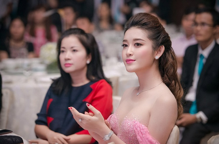 Hơn con gái 21 tuổi, nhưng trông hai mẹ con Huyền My nhiều người nhầm là chị em vì chị Lan Phương quá trẻ.