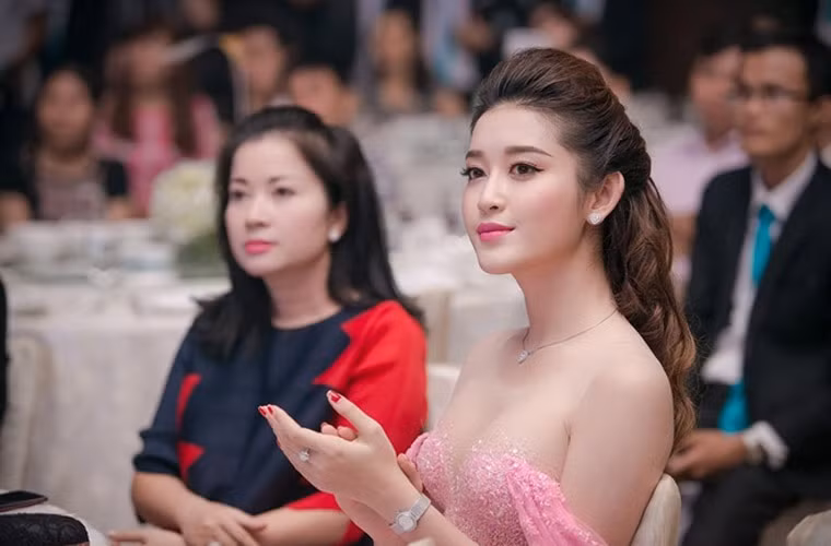 Hơn con gái 21 tuổi, nhưng trông hai mẹ con Huyền My nhiều người nhầm là chị em vì chị Lan Phương quá trẻ.