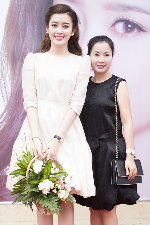 Không có chiều cao nổi bật như con gái nhưng bù lại, mẹ Huyền My lại gây chú ý nhờ gương mặt đẹp và phúc hậu.