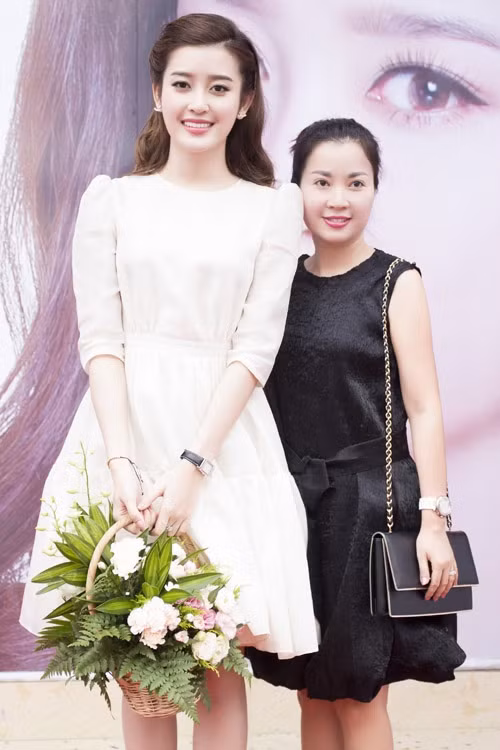Không có chiều cao nổi bật như con gái nhưng bù lại, mẹ Huyền My lại gây chú ý nhờ gương mặt đẹp và phúc hậu.