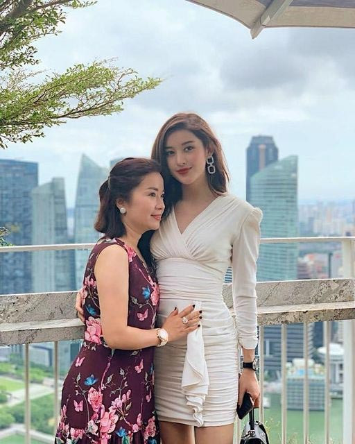 Kể từ khi con gái Huyền My lên ngôi Á hậu 1 Hoa hậu Việt Nam 2014, mẹ của Huyền My cũng được mọi người chú ý theo bởi chị quá trẻ đẹp.