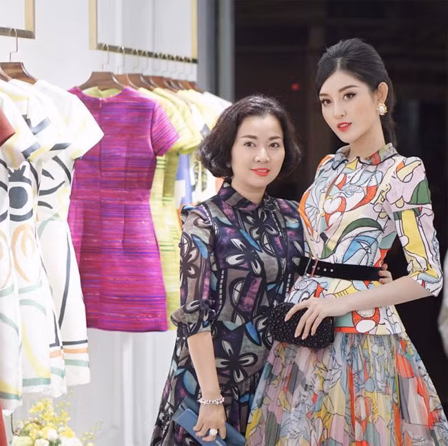 Mẹ chính là người lo cho Huyền My từng bộ trang phục khi đi sự kiện lúc cô mới đăng quang.
