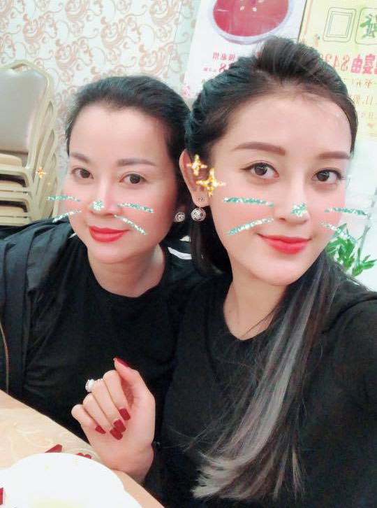 Hai mẹ con Huyền My đọ vẻ xì tin.