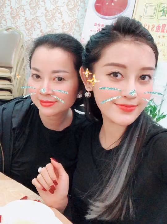 Hai mẹ con Huyền My đọ vẻ xì tin.