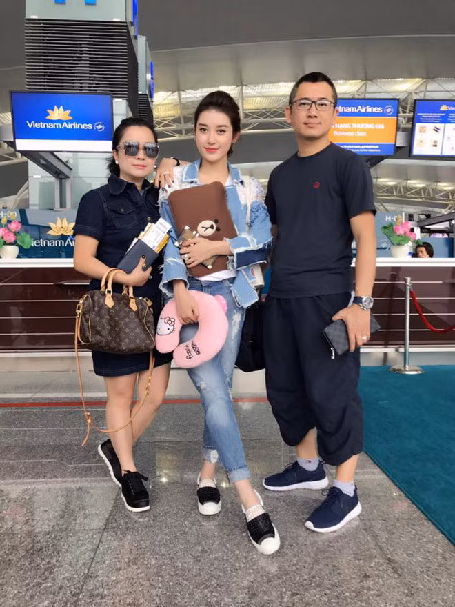 Mẹ Huyền My là chủ một thẩm mỹ viện nên sắc vóc và gu thẩm mỹ rất tốt.