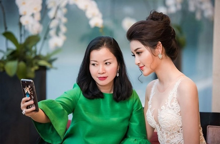 Ngay sau cuộc thi, chị Lan Phương trở thành quản lý của con gái, đồng hành cùng con trong mọi sự kiện trong và ngoài nước.