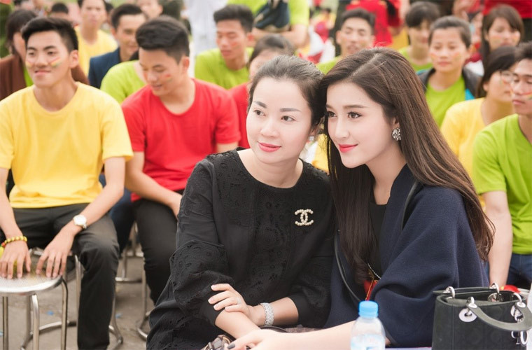 Cũng chính vì trẻ hơn tuổi nên khi đi với con gái Huyền My chị Lan Phương hay bị nhầm là hai chị em.