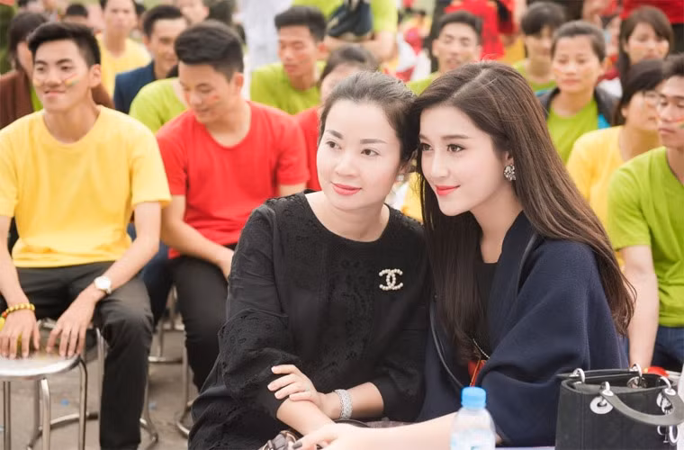 Cũng chính vì trẻ hơn tuổi nên khi đi với con gái Huyền My chị Lan Phương hay bị nhầm là hai chị em.