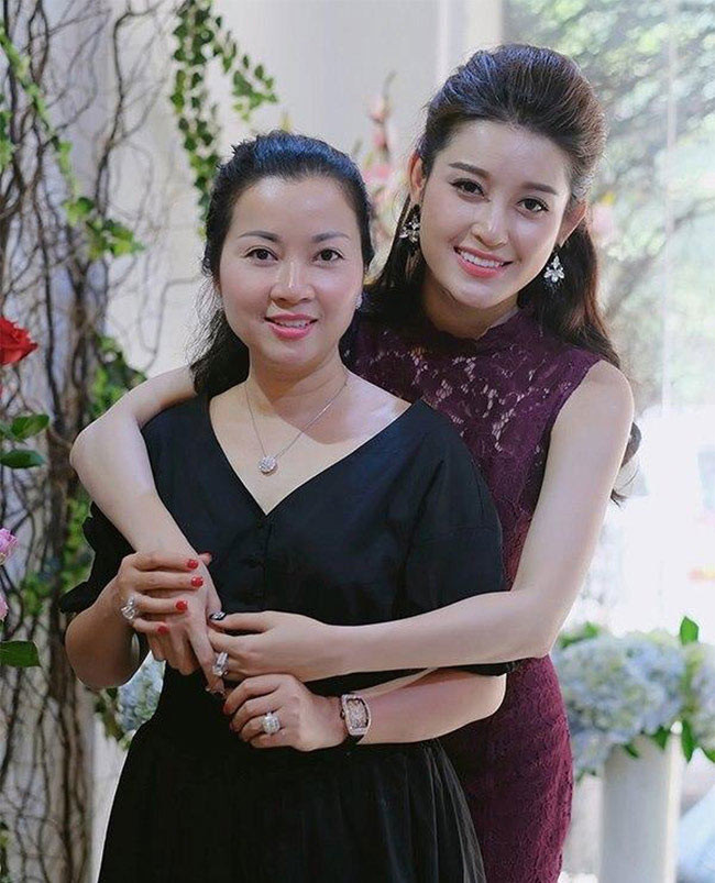 Gia đình có điều kiện kinh tế nên mẹ Huyền My rất sành điệu với trang phục và phụ kiện hàng hiệu.