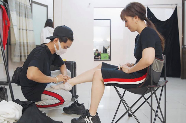 Không những nhường nhịn vợ, Phan Hiển còn rất đàn ông và ga lăng với Khánh Thi từ những việc nhỏ nhất như cài mũ bảo hiểm cho vợ khi đi xe máy, đi tất xỏ giày cho vợ.