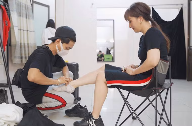 Không những nhường nhịn vợ, Phan Hiển còn rất đàn ông và ga lăng với Khánh Thi từ những việc nhỏ nhất như cài mũ bảo hiểm cho vợ khi đi xe máy, đi tất xỏ giày cho vợ.