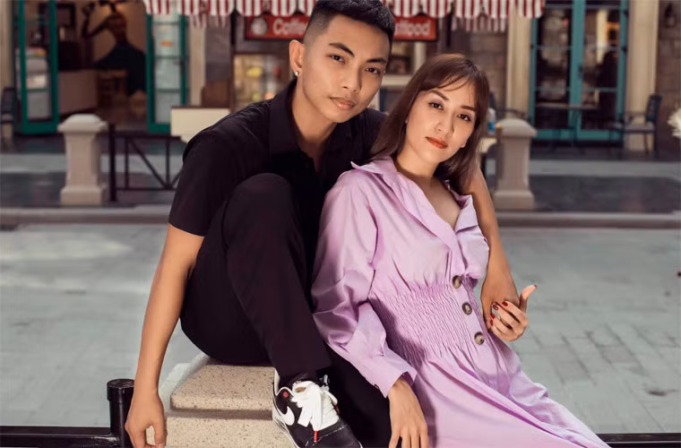 Cuộc sống hạnh phúc, viên mãn của vợ chồng Khánh Thi – Phan Hiển cùng hai con đã khiến mọi người chuyển từ hoài nghi sang hâm mộ.