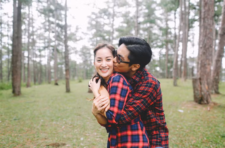 Cũng chính vì hôn nhân hạnh phúc nên sắc vóc của Khánh Thi ngày càng trẻ. Nhìn cô bây giờ, không ai thấy khoảng cách tuổi tác của hai vợ chồng cô nữa.