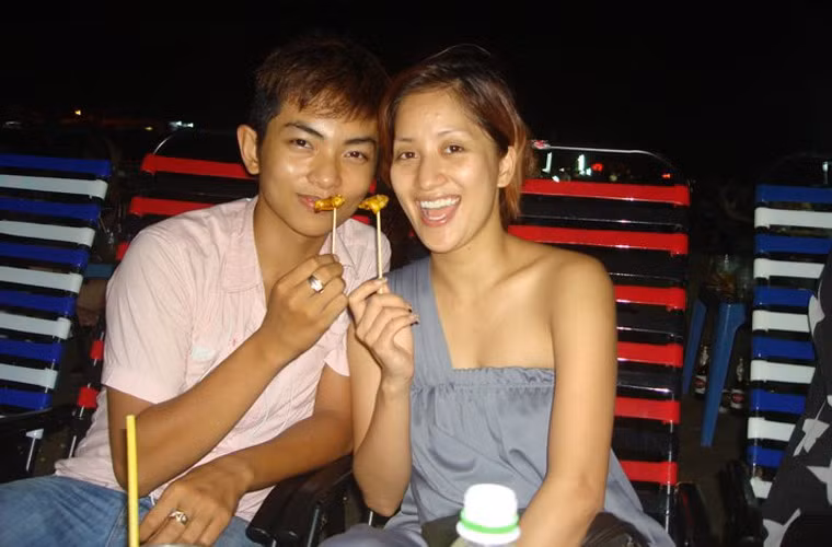 Năm 14 tuổi, Phan Hiển làm quen với bộ môn dancesport và gia đình anh đã mời Khánh Thi về huấn luyện cho con trai.